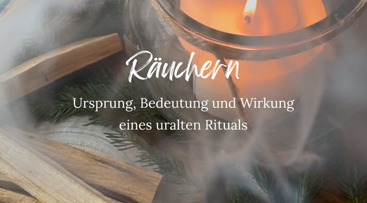Leuchtende Kerze und Rauch von Palo Santo. Text: Räuchern – Ursprung, Bedeutung und Wirkung eines uralten Rituals
